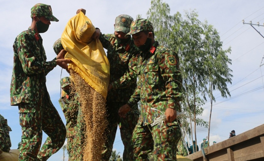 Quân đội luôn dựa vào dân, sống trong lòng nhân dân